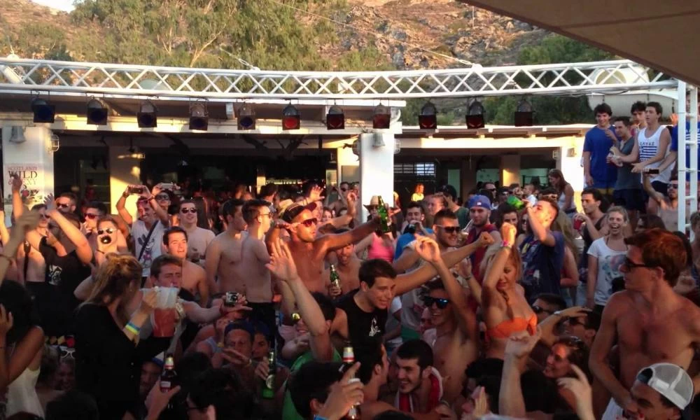 "Πέφτει η αυλαία" φέτος για τα πάρτι στα clubs των νησιών